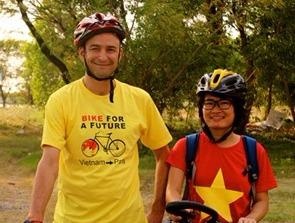 Co gai Viet va 300 ngay dap xe toi Paris hinh anh