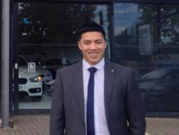 Hanh dong bat ngo cua chang trai goc Viet khi bi goi nham so hinh anh