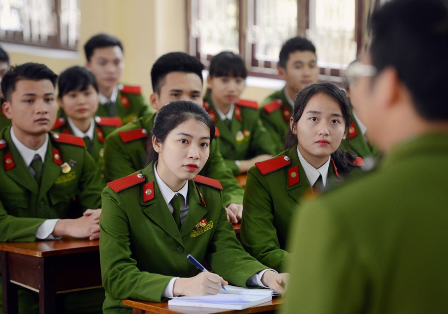 Ba nu sinh diem cao truot truong cong an hinh anh