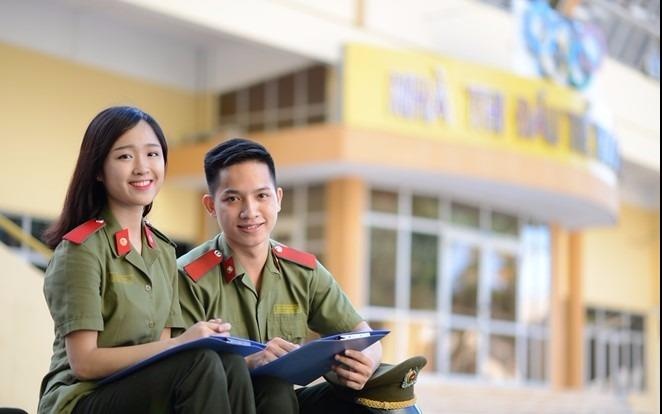 'Nu sinh 30,5 diem muon cong hien, dau cu phai vao cong an' hinh anh