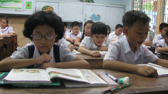 Hieu truong bat khoc khi noi ve viec cam day them hinh anh