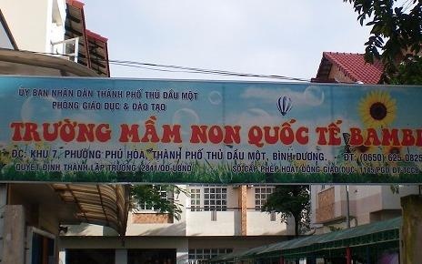Dinh chi co giao truong quoc te danh be 4 tuoi tim chan hinh anh