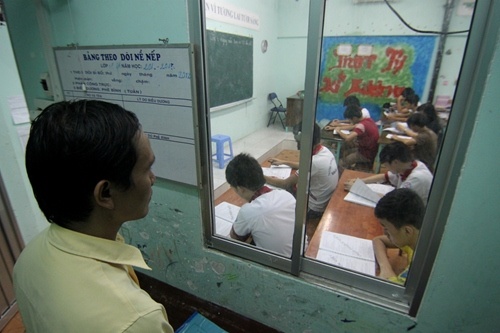 Duoi viec neu day them: Giao vien bi danh dong nhu toi pham hinh anh