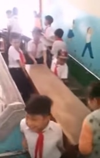 hoc sinh tieu hoc khieng ban anh 2