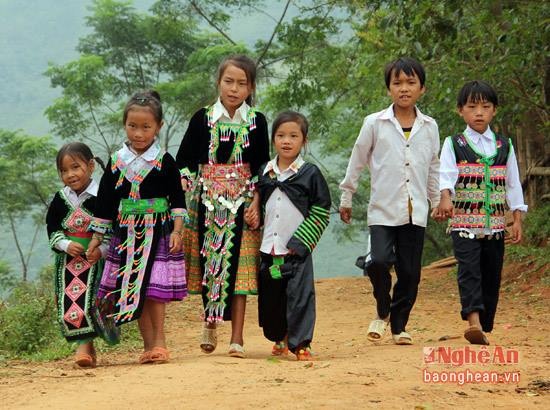 tre dan toc hoc chu anh 3