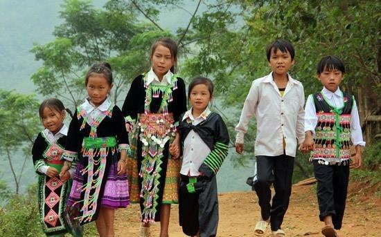 O noi hoc sinh mat hang thang moi doc duoc mot chu cai hinh anh