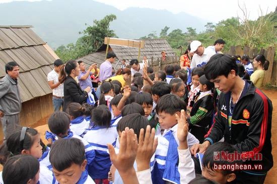 tre dan toc hoc chu anh 8