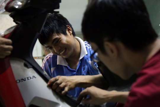 sinh vien bach khoa sua xe anh 1