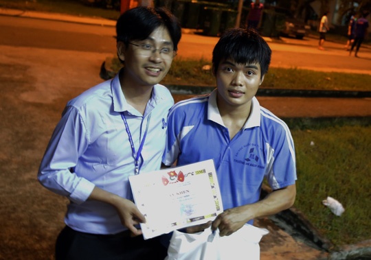 sinh vien bach khoa sua xe anh 10