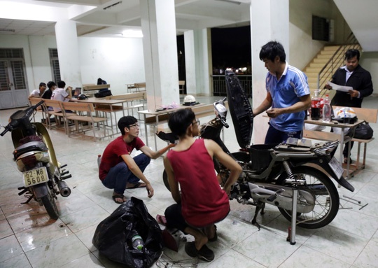 sinh vien bach khoa sua xe anh 2