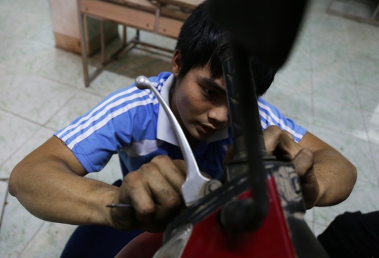 sinh vien bach khoa sua xe anh 4