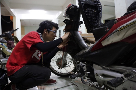 sinh vien bach khoa sua xe anh 5