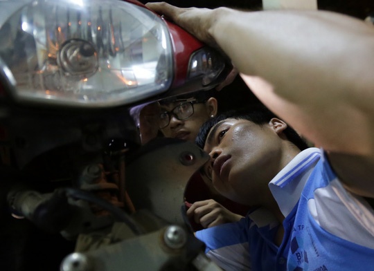 sinh vien bach khoa sua xe anh 6