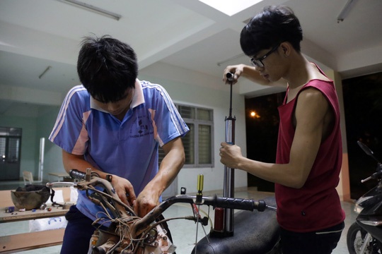 sinh vien bach khoa sua xe anh 7