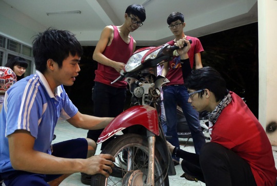 sinh vien bach khoa sua xe anh 8