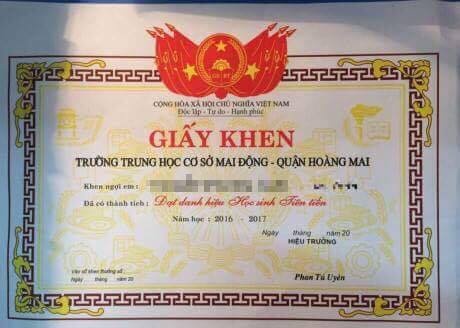 Phu huynh bat ngo vi giay khen cua con khong co dau do hinh anh