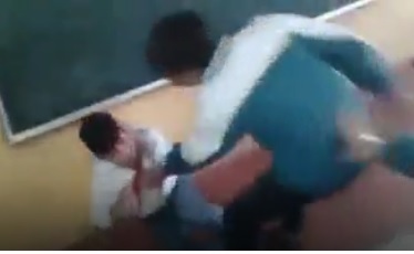 Nhom 7 hoc sinh dap vao dau ban hinh anh