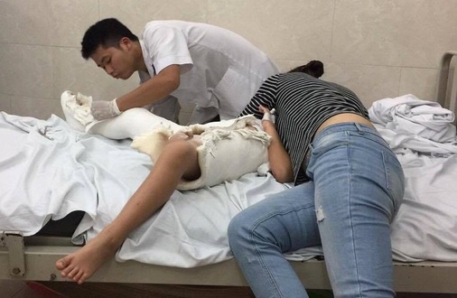 Hanh trinh nuoc mat cua ong bo co con gay chan trong truong hinh anh