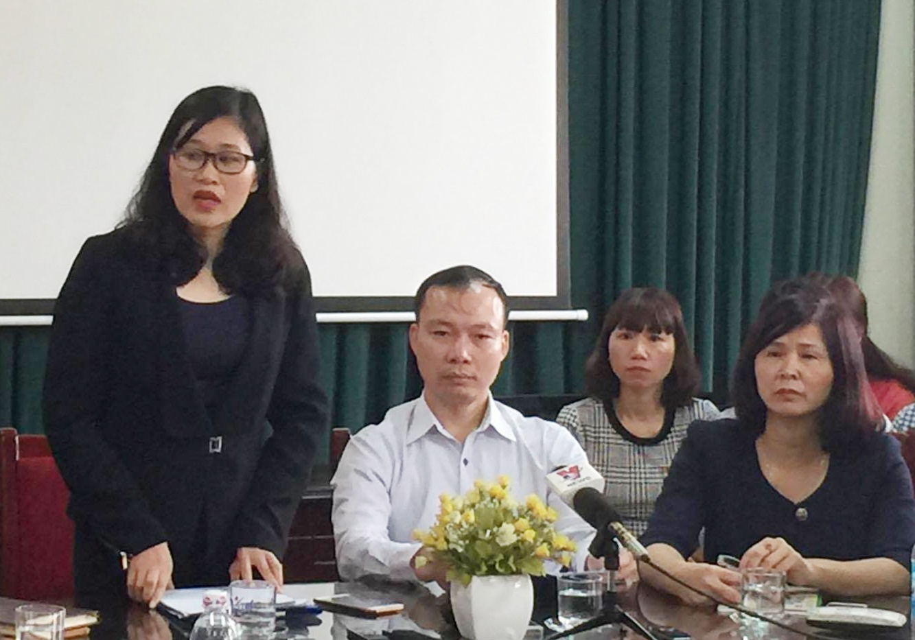Hieu truong Nam Trung Yen vang mat tai buoi cong bo ky luat hinh anh