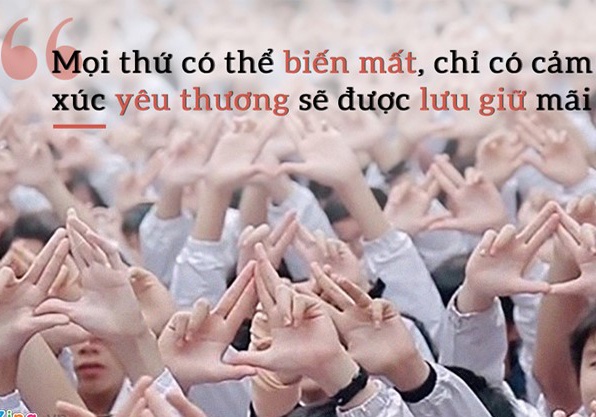 Thay Van Nhu Cuong khoc khi hoc tro hat tang vao de thi Ngu van hinh anh