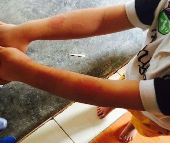 Phu huynh to hieu truong doc nguoc tre vao may vat long ga hinh anh