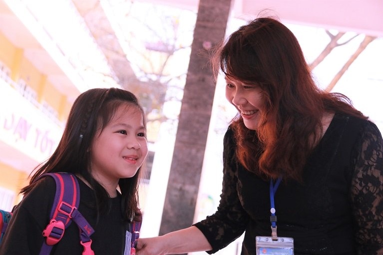 hieu truong don hoc sinh vao truong anh 1