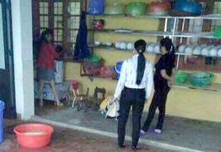 hiệu trưởng dốc trẻ vào máy vặt lông gà ảnh 1 hieu truong doc tre vao may vat long ga anh 1