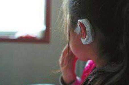 Co giao mam non 'quet tay' lam chay mau tai tre 4 tuoi hinh anh