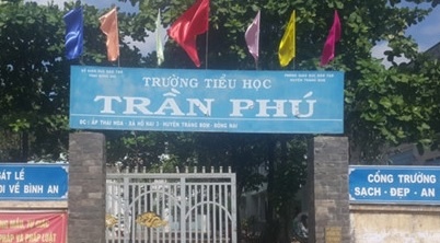 Giang vien xong vao truong 'lot' quan hoc sinh hinh anh