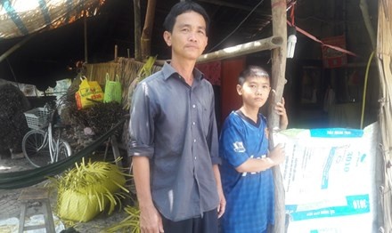 Hoc sinh lop mot bi duoi vi qua tuoi hinh anh