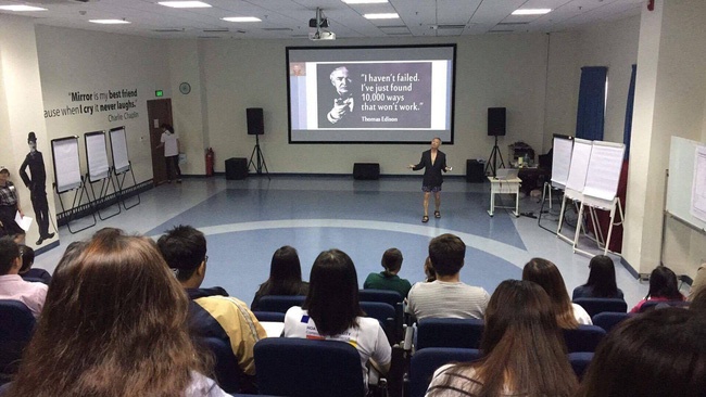 GS mặc quần đùi giảng dạy ảnh 2 GS mac quan dui giang day anh 2