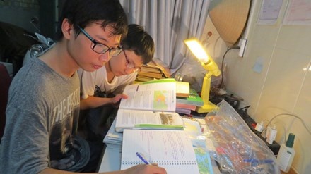 Hai anh em nghi hoc pho thong, tu hoc o nha hinh anh