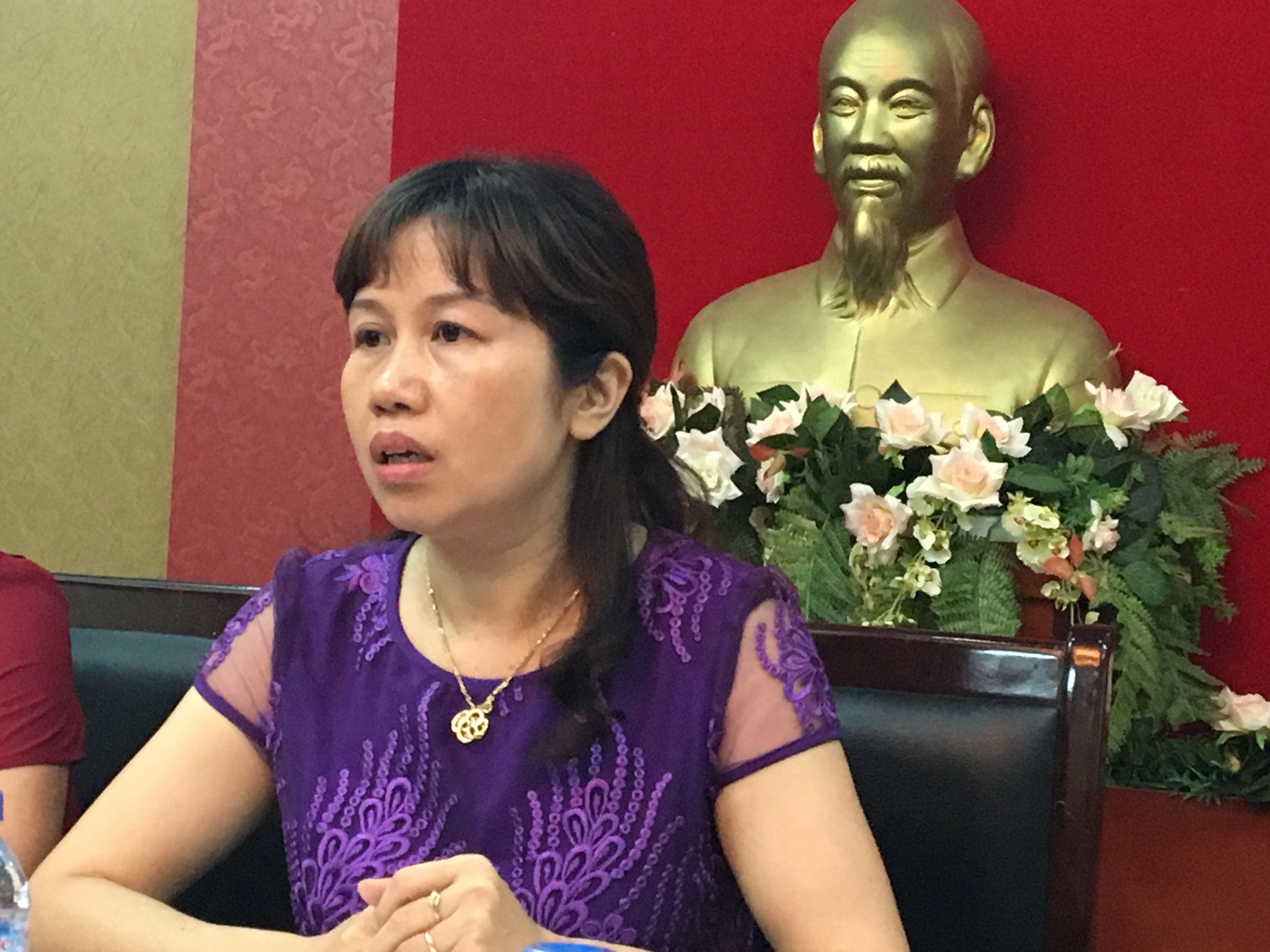 Hieu truong truong Mam non Mai Dich noi ve be 2 tuoi bi nga hinh anh