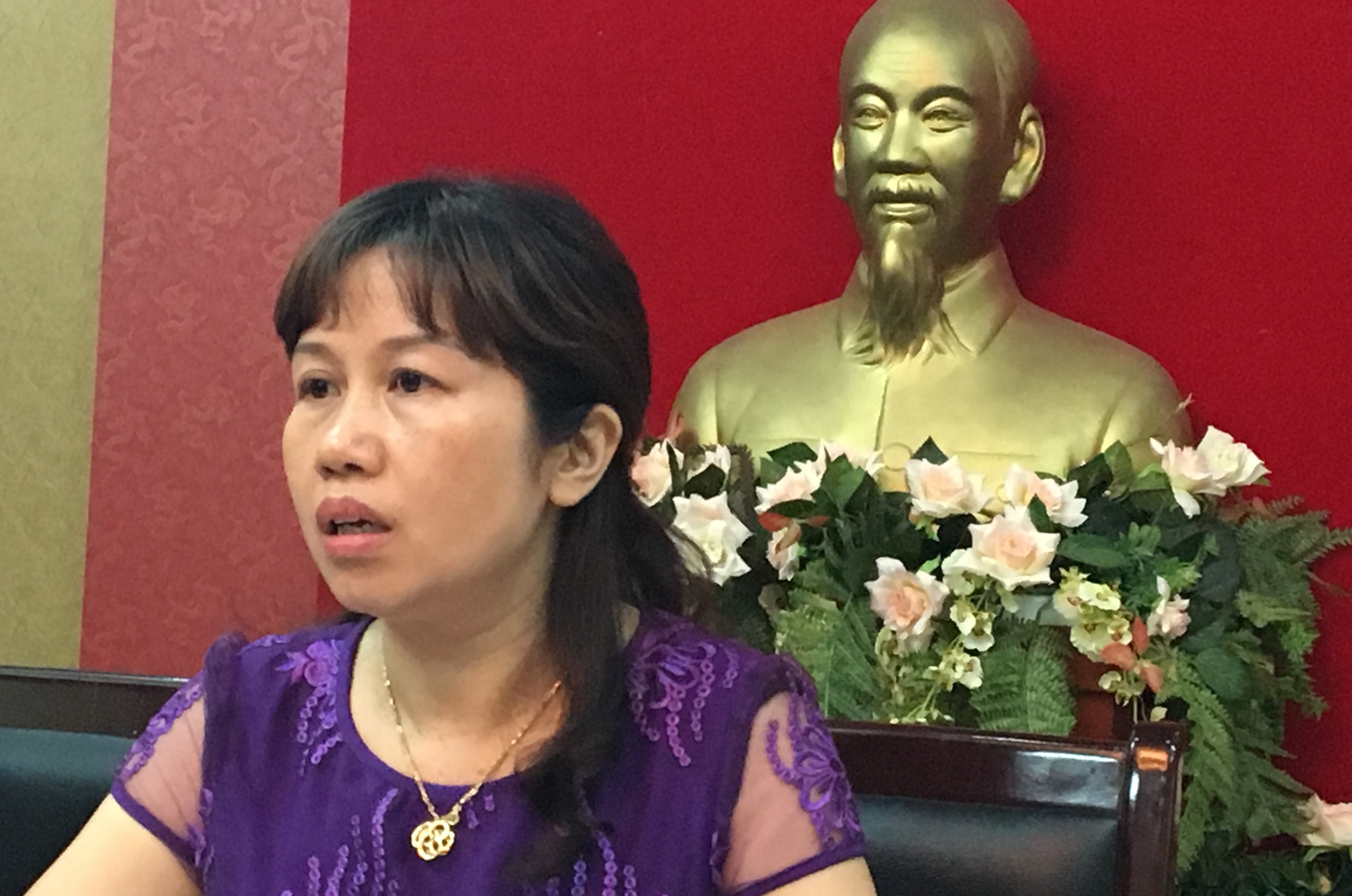 Hieu truong xin loi vu em be roi tu tang 2 xuong dat hinh anh