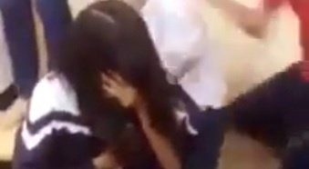 Nghi bi noi xau tren mang, nu sinh lop 7 treo len ban tat ban hinh anh