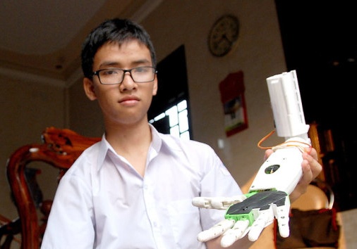 'Canh tay robot' cua nam sinh tung bi tu choi visa doat giai ba tai My hinh anh