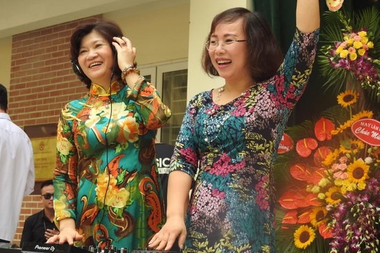 Nu hieu truong mac ao dai, choi DJ trong le be giang hinh anh