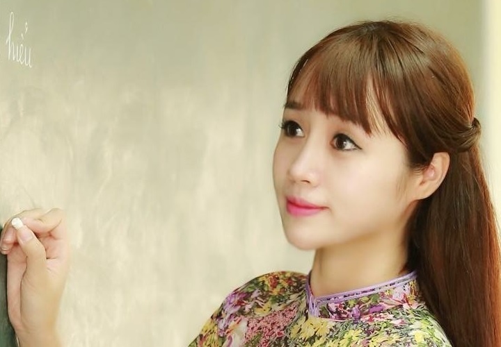 Co giao xinh dep bat khoc khi cung hoc sinh mua ‘Nhat ky cua me’ hinh anh