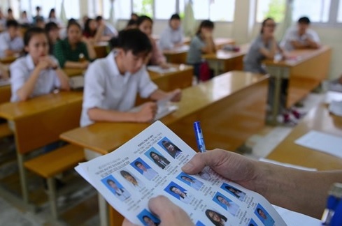 Thi sinh nho nguoi thi ho vao lop 10 o Ha Noi hinh anh