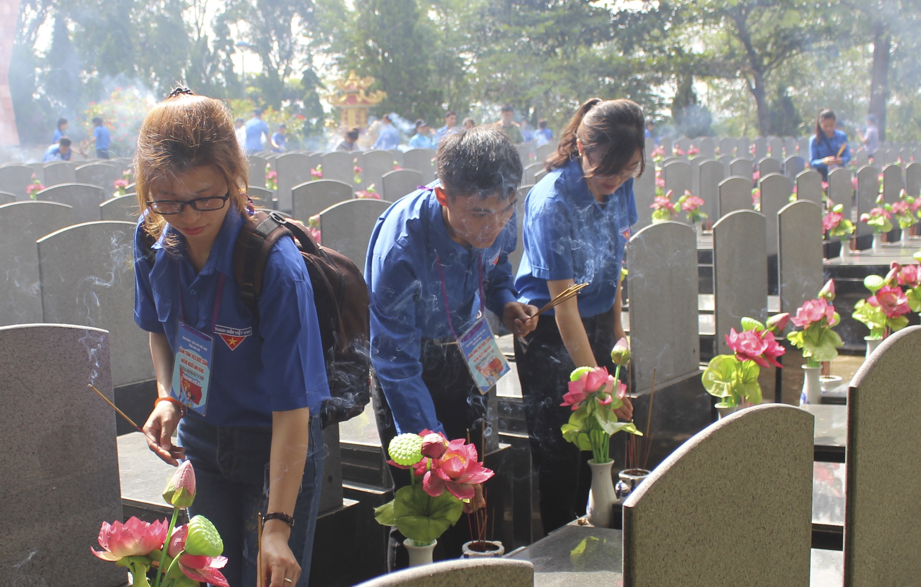 Gioi tre tri an trong hanh trinh 'Theo buoc chan nhung nguoi anh hung' hinh anh