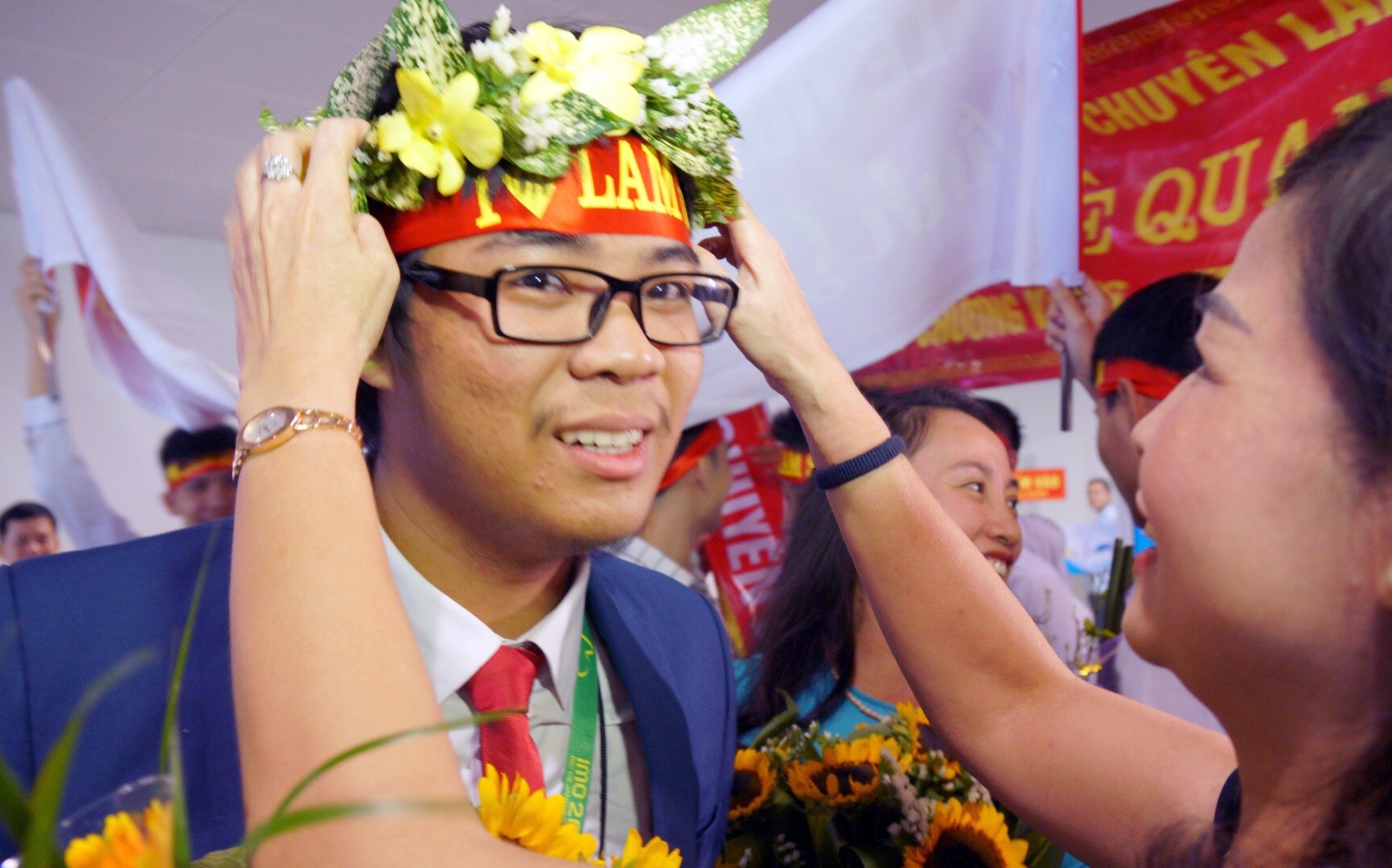 Doan Olympic Toan quoc te ve den san bay Noi Bai hinh anh