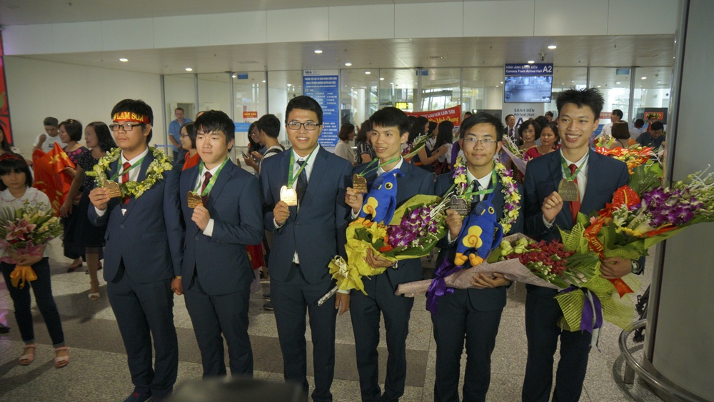 Thay Le Ba Khanh Trinh nhan xet ve doi tuyen thi Olympic Toan Viet Nam hinh anh