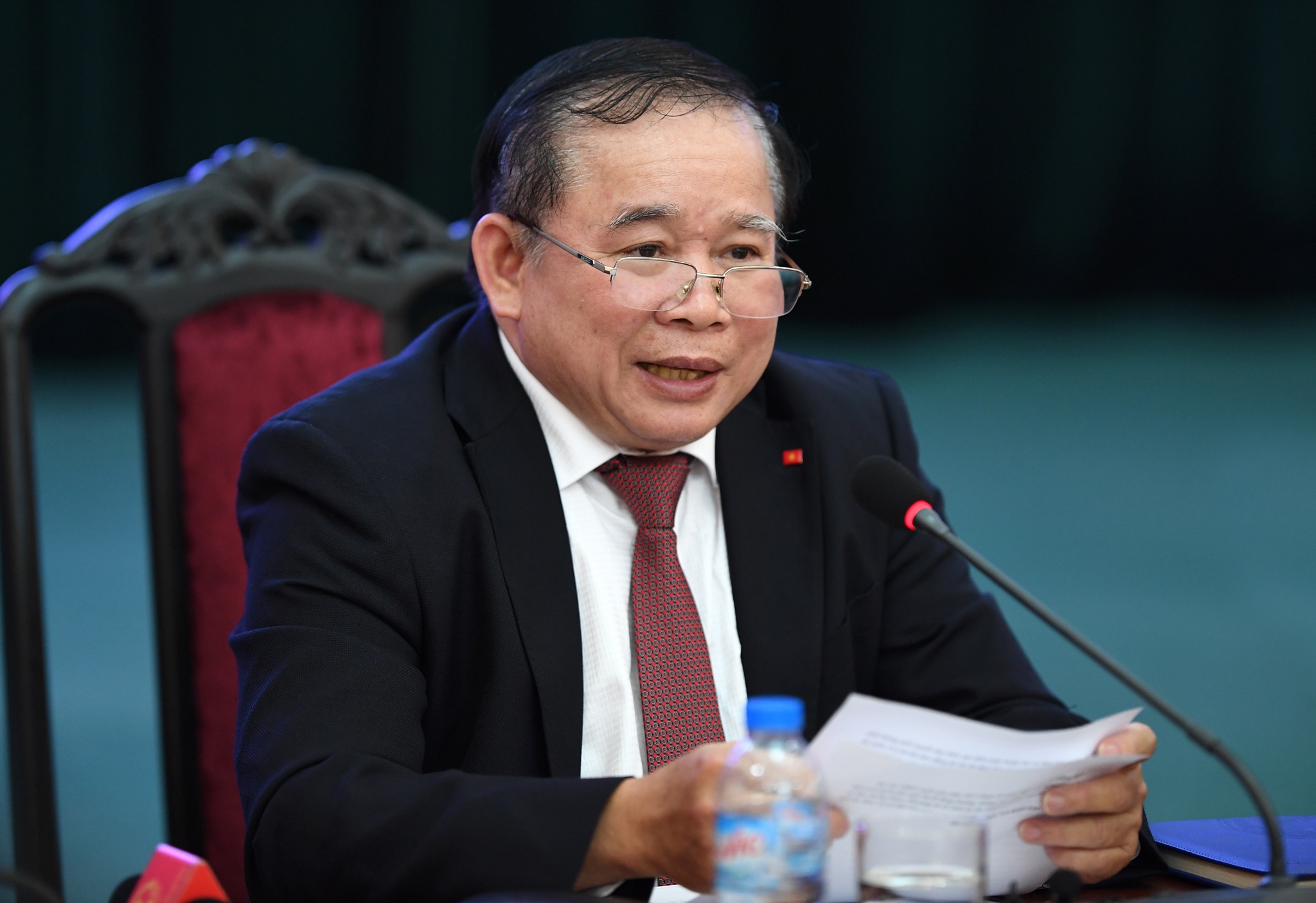 Thu truong GD&DT noi gi ve diem chuan len toi 30,5? hinh anh