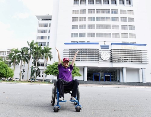 bộ trưởng tặng quà cho học sinh khuyết tật ảnh 1 bo truong tang qua cho hoc sinh khuyet tat anh 1