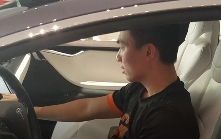 Sinh vien Viet trai nghiem xe tu lai cua My hinh anh