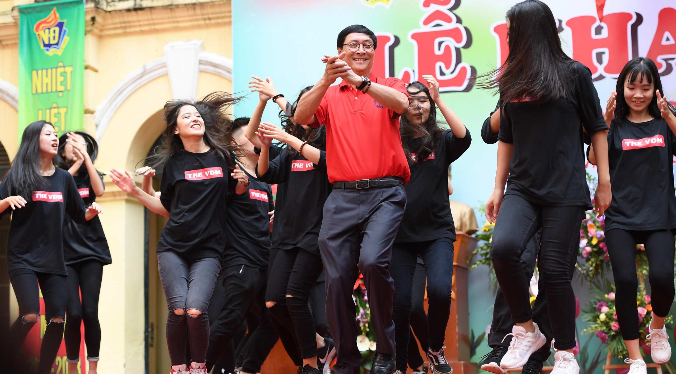 Hieu truong nhay cung hoc sinh trong le khai giang hinh anh