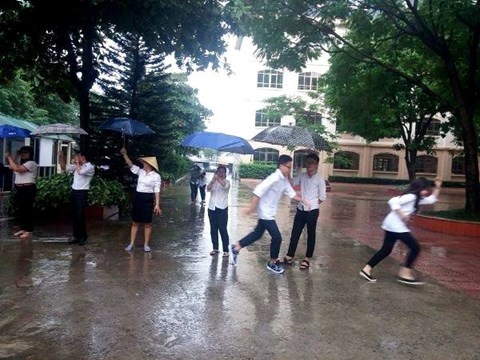 Cac truong mien Trung cho hoc sinh nghi hoc truoc bao so 10 hinh anh