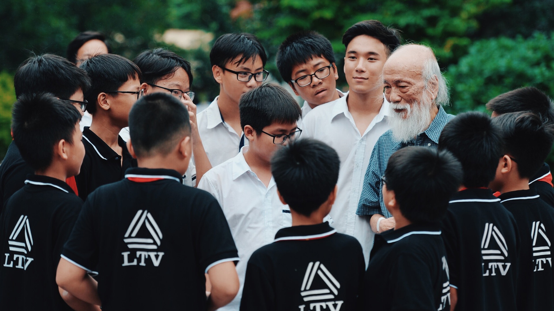 Truong bi to ha khac, hoc sinh THPT Luong The Vinh noi gi? hinh anh