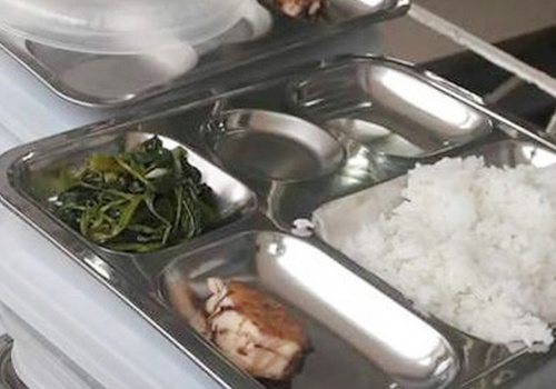 Bua an 19.000 dong cua tre tieu hoc chi co mieng ca nho va rau muong hinh anh