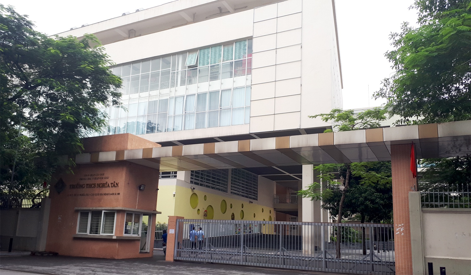 Dot con trong truong, mot hoc sinh nhap vien vi bong hinh anh